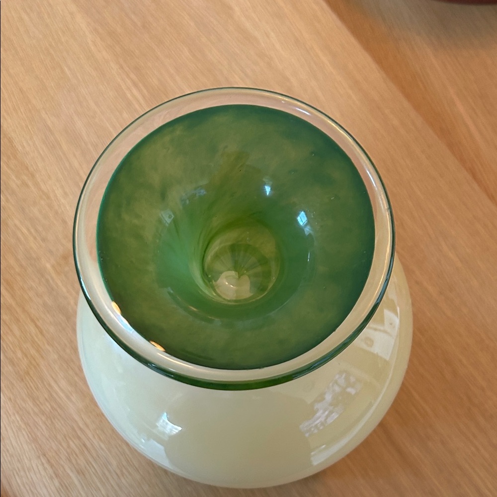 Elegant Green and Pale Yellow Glass Vase - Picture 3 of 7